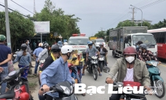 Thấy khách nằm tư thế lạ, chủ quán tá hỏa khi kiểm tra