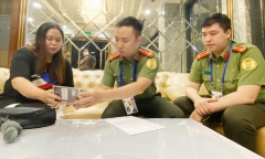 Du khách làm rơi ví trong lễ khai mạc SEA Games 31, công an đến tận khách sạn trao trả 