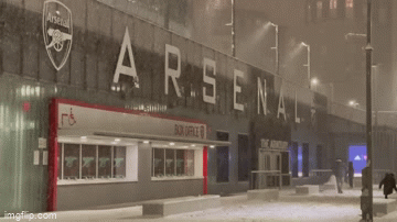Clip: Tuyết phủ trắng xóa sân vận động của Arsenal