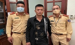 Bị CSGT kiểm tra nồng độ cồn, thanh niên vội bỏ chạy vì mang 
