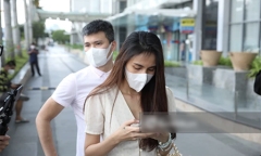 Thủy Tiên - Công Vinh có mặt tại ngân hàng chuẩn bị sao kê từ thiện, tiết lộ có 18.000 trang