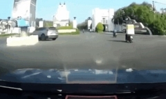 Clip: Xe máy phóng như bay, vượt đèn đỏ, gây tai nạn thảm khốc ở ngã tư