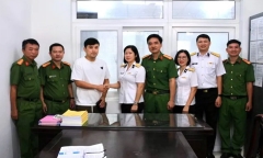 Nữ sĩ quan Học viện Hải quân nhặt gần 80 triệu đồng, tìm trả người đánh rơi