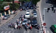 Có được dừng đèn đỏ ở làn rẽ phải?