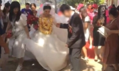 Cô dâu đeo 60 kg vàng trong ngày cưới, khách mời lo lắng hỏi 