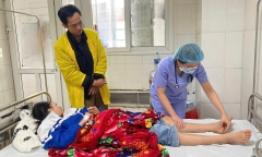 Đắp lá trị rắn cắn, bé gái 15 tuổi nhập viện với bàn chân sưng phù