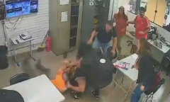 Giáo viên 53 tuổi bị phụ huynh đánh vì nhắc học sinh bỏ điện thoại và chép bài