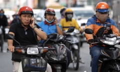 Vừa chạy xe máy vừa nghe điện thoại có bị phạt không?