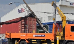 Tin tức tai nạn giao thông mới nhất ngày 3/7: Xe container kéo gãy trụ điện