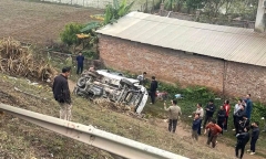 Tin tức tai nạn giao thông mới nhất ngày 22/2: Xe ô tô mất lái lao xuống ven đường, lật ngửa
