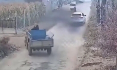 Clip: Lao nhanh qua ổ gà, tài xế xe máy kéo nhận cái kết đắng
