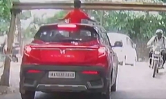 Clip: Bé trai đập đầu vào thanh chắn sau khi thò đầu ra cửa sổ trời ô tô