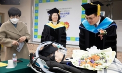 Lạ: Người đàn ông tốt nghiệp thạc sĩ với luận văn được viết bằng cách