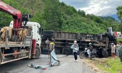 Tin tức tai nạn giao thông mới nhất ngày 12/6: Xe tải bị lật, chắn ngang đường