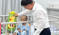 Bé trai 2 tuổi bị mẹ ruột và cha dượng bạo hành đón nhận một tin vui