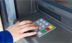 Tại sao bàn phím ATM làm bằng kim loại?