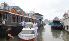 Không kịp vào đất liền, sản phụ sinh con ngay trên biển
