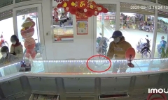 Clip: Đối tượng táo tợn dùng búa cướp tiệm vàng ngay giữa ban ngày
