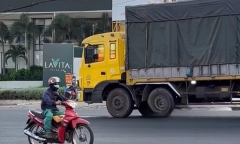 Tin tức tai nạn giao thông mới nhất ngày 4/5: Nữ công nhân bị xe tải đâm tử vong