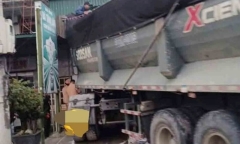 Tin tức tai nạn giao thông mới nhất ngày 21/12: Xe đầu kéo lao lên vỉa hè, đâm vào nhà dân
