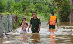 Mưa lớn kéo dài, Phú Quốc khẩn trương sơ tán người dân khỏi vùng ngập sâu