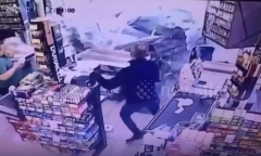 Clip: Nhân viên siêu thị nhanh như chớp thoát khỏi cú đâm