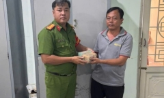 Tin tức thời sự 24h: Trao trả hơn 300 triệu đồng cho người chuyển khoản nhầm 
