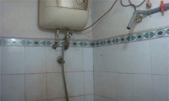 Con trai bàng hoàng phát hiện mẹ già 76 tuổi tử vong trong nhà tắm, thi thể đang phân hủy