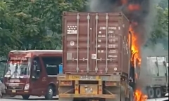 Lào Cai: Xe container bốc cháy dữ dội khi đang lưu thông trên đường quốc lộ