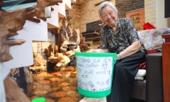 Cụ bà 90 tuổi Hà Nội tặng cá để phòng dịch sốt xuất huyết