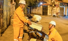 Nhân viên điện lực phát loa tuyên truyền, kêu gọi người dân tiết kiệm điện