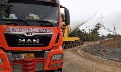 Quảng Trị: Xe chở cánh quạt điện gió gây sự cố, gần 3.500 hộ dân bị mất điện