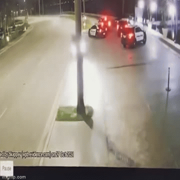 Video: Xe hơi vỡ nát đầu sau cú tông kinh hoàng vào cột điện
