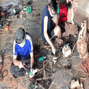 Suýt gây họa cho đồng nghiệp vì bất cẩn cắm nhầm ổ điện