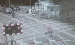 Clip: Phớt lờ cảnh báo để băng qua đường ray, người phụ nữ suýt mất mạng trong gang tấc