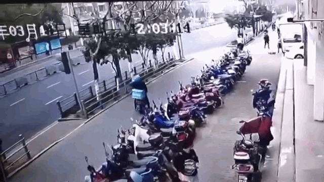 Clip: Biển quảng cáo đổ sập xuống đường khiến người xem kinh hãi