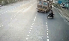 Clip: Tránh xe máy sang đường ẩu, hai xe tải tông thẳng vào nhau