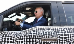 Tổng thống Biden gây tranh cãi sau câu đùa 
