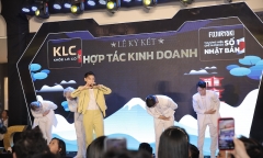 Isaac chiều lòng fan, hát cực sung giữa trung tâm thương mại