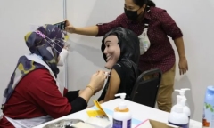 Cô gái đeo mặt nạ 