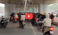 Clip: Kỳ lạ nút giao thông ở Hà Nội, đèn xanh phương tiện không di chuyển