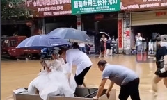 Đám cưới độc lạ: Chú rể và bố vợ thay nhau chèo thuyền đưa cô dâu về dinh