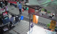 Video: Đang cắm sạc, xe đạp điện bất ngờ bốc cháy dữ dội khiến nhiều người hoảng sợ