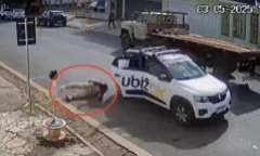 Clip: Taxi đang chạy, khách nữ bật cửa nhảy thoát thân vì muốn