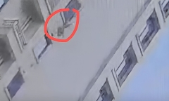 Clip: Rơi từ tầng 18, bé trai 3 tuổi sống sót kỳ diệu