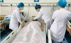 Vừa đưa tang mẹ, người đàn ông Trung Quốc choáng váng khi bác sĩ thông báo vào viện gấp vì bà 