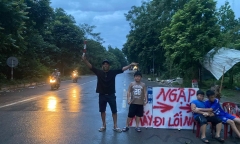 Danh tính bé trai ở Hà Nội gây sốt khi đứng chỉ đường cho xe cộ tránh đi vào nơi ngập lụt