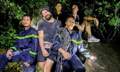 Giải cứu 2 du khách Nga bị hoảng loạn, mất phương hướng khi leo núi Cô Tiên