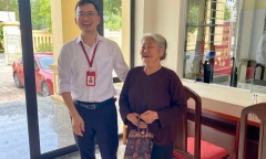 Cụ bà nhận cuộc gọi của 