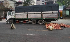 Hiện trường vụ xe máy đấu đầu xe tải, 3 người tử vong ở Hà Nội